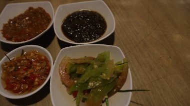 Izgara balık yemekleri için sos ve sosların karışımı..