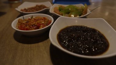 Izgara balık yemekleri için sos ve sosların karışımı..