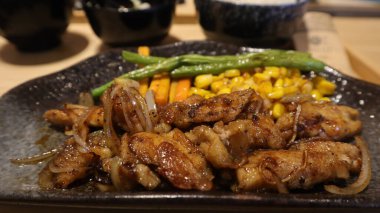 Tatlı ve Baharatlı Baharatlı Izgara Tavuk tipik