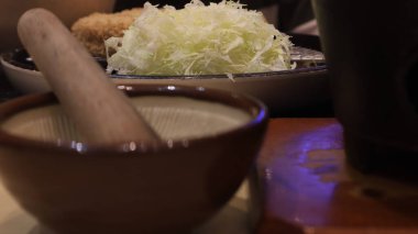Japon restoranlarında çatal bıçak, kase ve çubuklar sosları karıştırmak için..