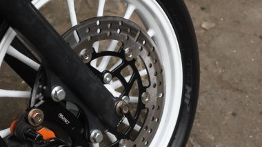 Motosiklet lastikleri ve özel motosiklet parçaları park edilmiş