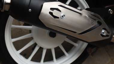 Motosiklet lastikleri ve özel motosiklet parçaları park edilmiş