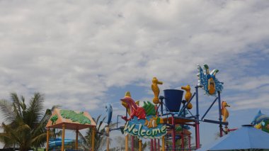 Aquapark Yüzme Havuzu 'nda Sarı ve Mavi Plastik Kaydıraklı Çocuk Bahçesi