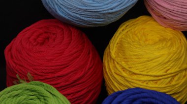 Siyah arkaplanda tığ işi için renkli iplikler