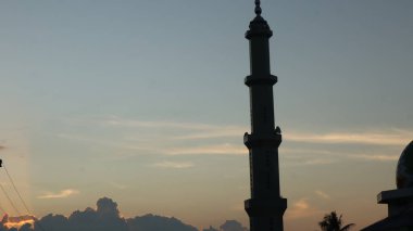 Yoğun karanlık bulutları delip geçen, tropikal ormanları ve uzak dağları aşan güneş ışınlarıyla dramatik bir manzara. Umut, barış, doğa ve maneviyat teması için ideal..