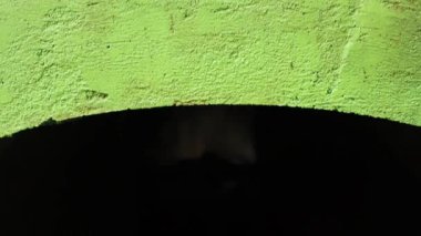 Bahçede temiz su akan havuz