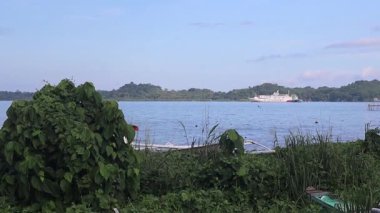 Gemi kıyıdan görüldüğü gibi yavaş hareket ediyor. Yük ve yolcu gemileri.