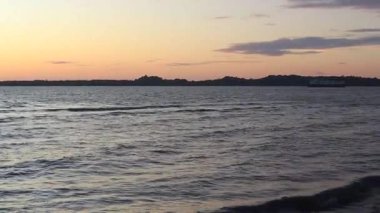 Sahilde güzel bir gün batımı Muhteşem manzarası ve güzel gökyüzü