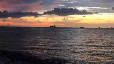 Sahilde güzel bir gün batımı Muhteşem manzarası ve güzel gökyüzü