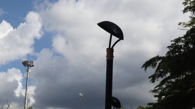 Hava açık olduğunda mavi gökyüzünde elektrik ışıkları yanar. Sokak lambaları