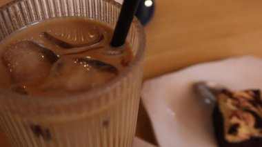 Hamur işleri tabağa konur, masaya konur.