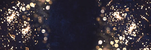 ダークブルーの背景に 側面からボケがキラキラしています テキストの空の場所を持つバナー クリスマス 贈り物 お祝いのコンセプト — ストック写真