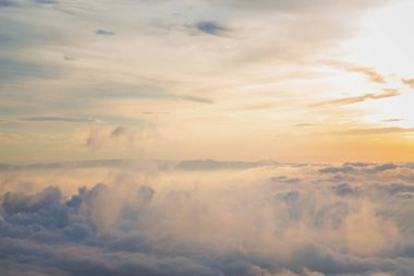 Gün doğumunda sisli bir şekilde seyredin. Parlak bir sabahta sisli ufka uzanan bir bulut gibi bembeyaz..