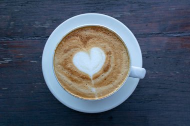 Yüksek açılı kapuçino manzaralı, aşk dolu kalp şekilli sanat eseri..