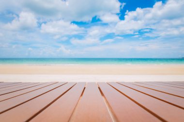 Tropik plajdaki ahşap masanın seçici odak noktası