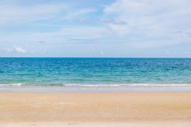 Tropikal deniz ve mavi gökyüzü.