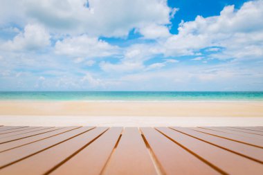 Tropik plajdaki ahşap masanın seçici odak noktası