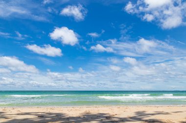 Tropik sahil turkuvazı denizi ve parlak mavi gökyüzü.
