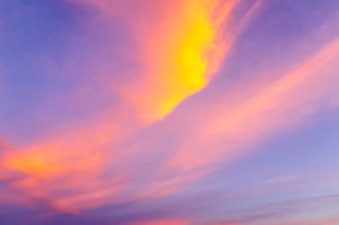 Alacakaranlık vakti denizin üzerinde renkli günbatımı gökyüzü.