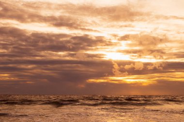 Yağmurdan önceki akşam okyanus dalgaları.