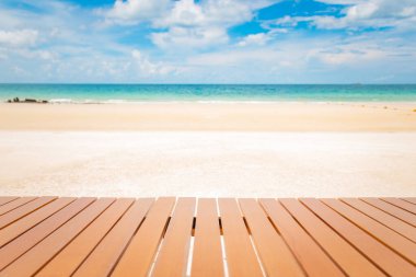 Tropik plajdaki ahşap masanın seçici odak noktası