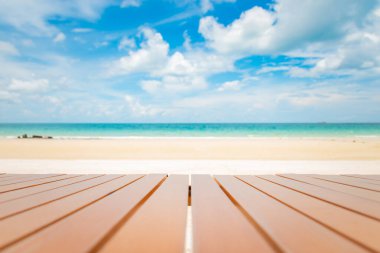 Tropik plajdaki ahşap masanın seçici odak noktası