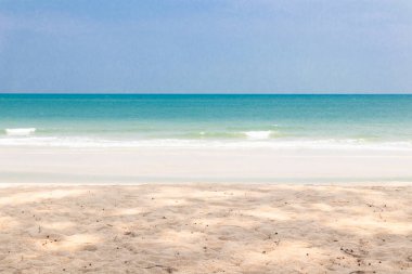 Mavi gökyüzü ile güzel tropikal deniz plajı manzarası.