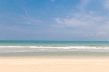 Mavi gökyüzü ile güzel tropikal deniz plajı manzarası.