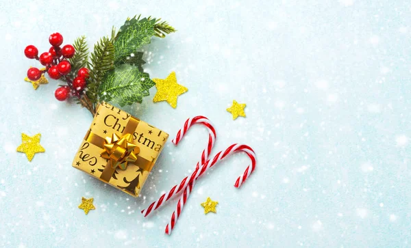 クリスマスのコンセプトの背景 クリスマスプレゼント キャラメル缶 金色の星と青い背景にテキストのためのスペースを持つ雪の結晶のトップビュー — ストック写真