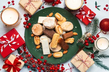 Nougat 'ın en güzel noel manzarası, mantekados ve polvoronellerin noel sofra örtüsü üzerinde bir tabakta süslenmesidir. İspanya 'da tipik Noel tatlısı çeşitleri