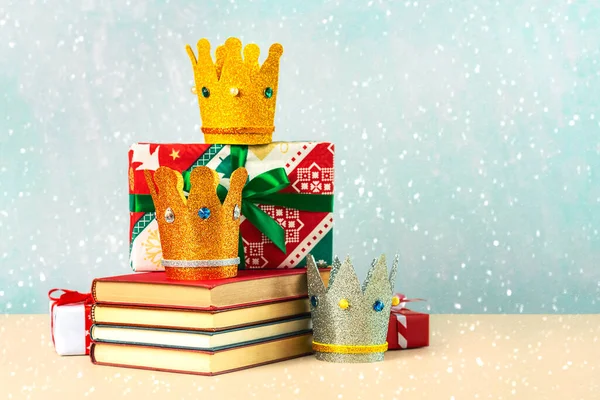 Tres Coronas Los Tres Sabios Con Libros Cajas Regalo Navidad — Foto de Stock
