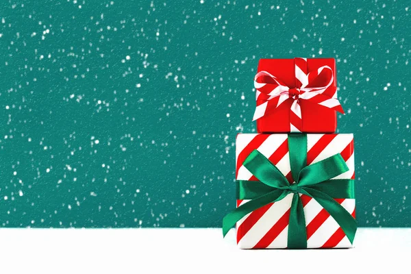Karácsonyi Koncepció Háttér Karácsonyi Ajándékok Hópelyhek Helyet Szöveg Felett Zöld — Stock Fotó