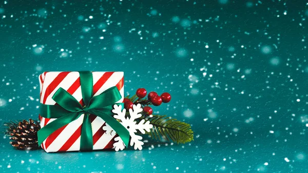 クリスマスのコンセプトの背景 クリスマスの贈り物 クリスマスの飾り 青い背景にテキストのためのスペースを持つ雪の結晶 — ストック写真