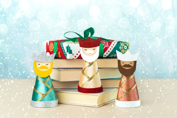 Tre Saggi Con Libri Fiocchi Neve Luci Natale Sfondo Blu — Foto Stock