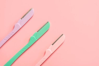 Pembe arkaplan üzerinde metin için alanı olan farklı uçaklar için üst görünüm. Cilt bakım ürünleri ve güzellik konsepti