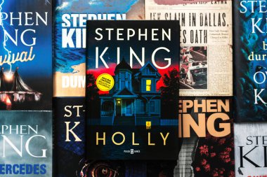 Kitabın İspanyol Holly 'si, Amerikalı romancı Stephen King' in romancının farklı kitaplarının üstünde.