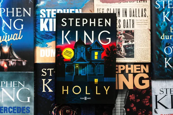 Kitabın İspanyol Holly 'si, Amerikalı romancı Stephen King' in romancının farklı kitaplarının üstünde.