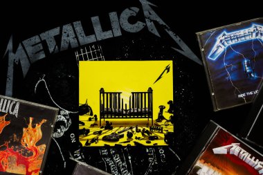 Metallica 72 sezonun CD 'si ve Metallica logolu bir tişörtle Amerikan heavy metal grubunun diğer CD' leri.