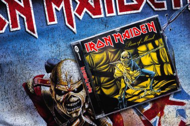 Iron Maiden 'ın CD' sinin kapağı Iron Maiden logosu olan bir tişörtün üzerinde. Iron Maiden, İngiliz heavy metal grubu.