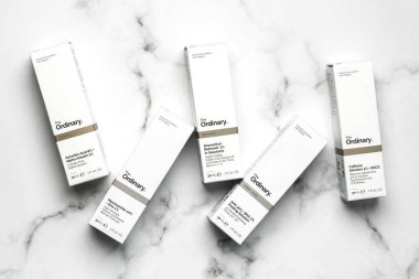 Sıradan cilt bakımı damgası. Beyaz arka planda cilt bakımı ve güzellik için olağan ürünler