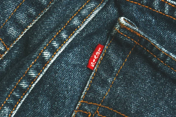 Fechar Etiqueta Vermelha Levis Bolso Traseiro Calça Azul Clássica Levis — Fotografia de Stock
