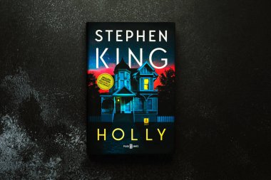 Amerikalı romancı Stephen King 'in İspanyolca kitabının yakın plan çekimleri.