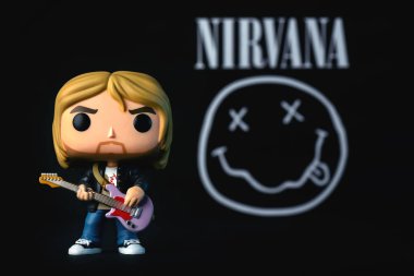 Siyah arka planda Amerikan alternatif rock grubu Nirvana 'dan Kurt Cobain' in POP figürü. Funko Pop aksiyon figürünün illüstrasyon editörü