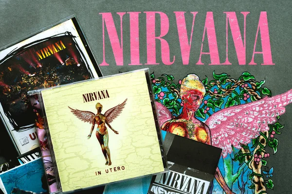 Компакт Диски Американской Альтернативной Рок Группы Nirvana Футболке Логотипом Nirvana Стоковое Фото
