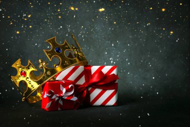 Noel hediyesi kutuları ve gri arka planda noel ışıkları olan üç bilge adamın tacı. Dia de Reyes Magos Günü için konsept. Üç Bilge Adam