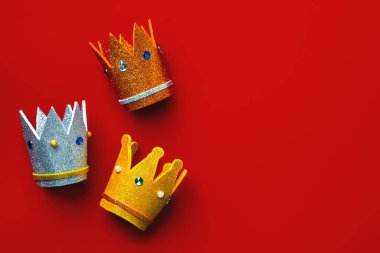 Kırmızı zemin üzerinde kopyalama alanı olan üç bilge adam tacı. Reyes Magos Günü için konsept. Üç Bilge Adam konsepti