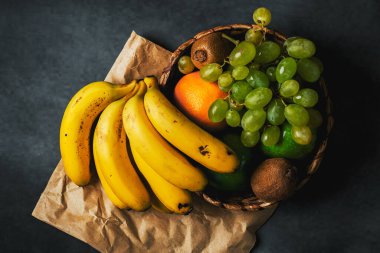 Arka planda çeşitli meyve ve muz sepetleri