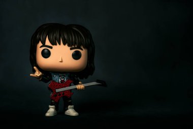 Televizyon dizisi Stranger Things 'in Eddie Munson karakterinin siyah arkaplandaki 