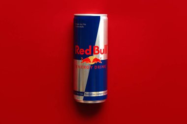 Kırmızı arka planda bir kutu Red Bull Enerji İçeceği. İllüstrasyon Editörü