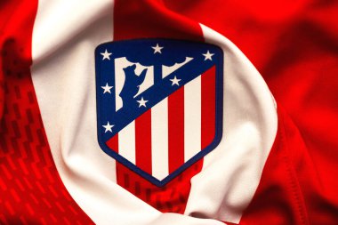 Spor tişörtünde Atletico de Madrid Futbol Kulübü arması var. İspanyol Futbol Takımı